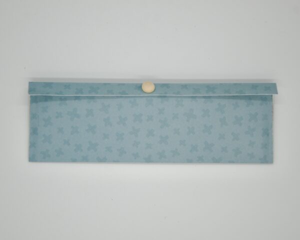 Handgefertigter Umschlag Hellblau mit Holzknopf für Bucket List Zettel Handgefertigter Umschlag Hellblau mit Holzknopf für Bucket List Zettel