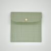 Handgefertigter Umschlag Salbeigrün mit Holzknopf für Schon Karten Handgefertigter Umschlag Salbeigrün mit Holzknopf für Schon Karten