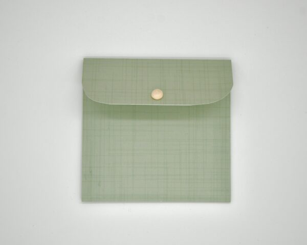 Handgefertigter Umschlag Salbeigrün mit Holzknopf für Schon Karten Handgefertigter Umschlag Salbeigrün mit Holzknopf für Schon Karten