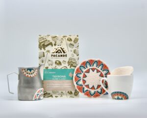 Kit de Tinto Colombiano mit handbemalter Tasse, Olleta, Stofffiltern, kolumbianischem Kaffee und Wayúu-Untersetzer Kit de Tinto Colombiano mit handbemalter Tasse, Olleta, Stofffiltern, kolumbianischem Kaffee und Wayúu-Untersetzer