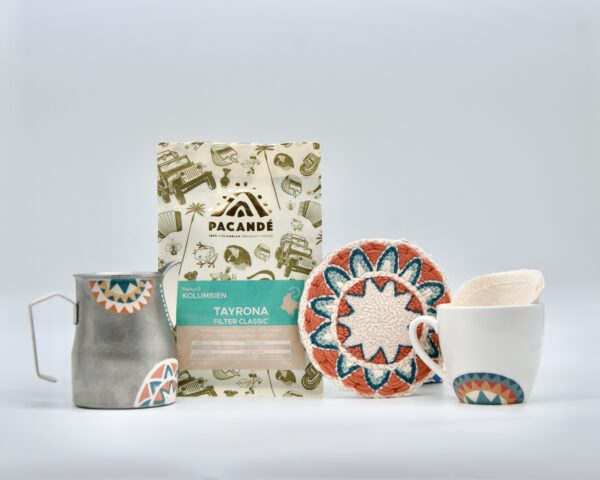 Kit de Tinto Colombiano mit handbemalter Tasse, Olleta, Stofffiltern, kolumbianischem Kaffee und Wayúu-Untersetzer Kit de Tinto Colombiano mit handbemalter Tasse, Olleta, Stofffiltern, kolumbianischem Kaffee und Wayúu-Untersetzer