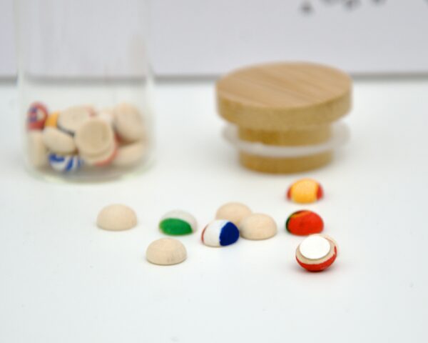 30 Holzpins mit handbemalten europäischen Flaggen — Memory Map Europa Edition towhom.de 30 Holzpins mit handbemalten europäischen Flaggen — Memory Map Europa Edition towhom.de